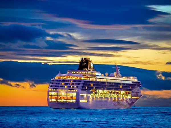 கார் பந்தயத் தடம் கொண்ட உலகின் முதல் சொகுசுக் கப்பல் தயார்!