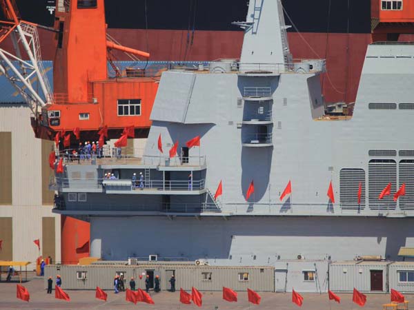 ரகசியமாக தயாரித்த விமானம் தாங்கி கப்பலை வெளியிட்ட சீனா..!