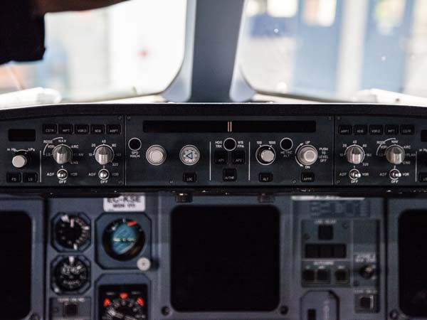 விபத்தின்போது விமானத்தில் உயிர் பிழைக்க வாய்ப்பு தரும் இடம் ?