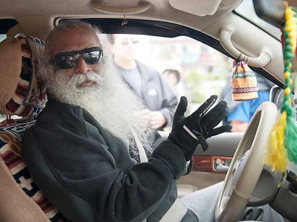  ரேஸ் காரை ஓட்டி அசத்திய ஜக்கி வாசுதேவ்.. இது என்ன பிரமாதம்?