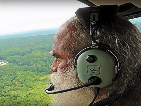 ரேஸ் காரை ஓட்டி அசத்திய ஜக்கி வாசுதேவ்.. இது என்ன பிரமாதம்?