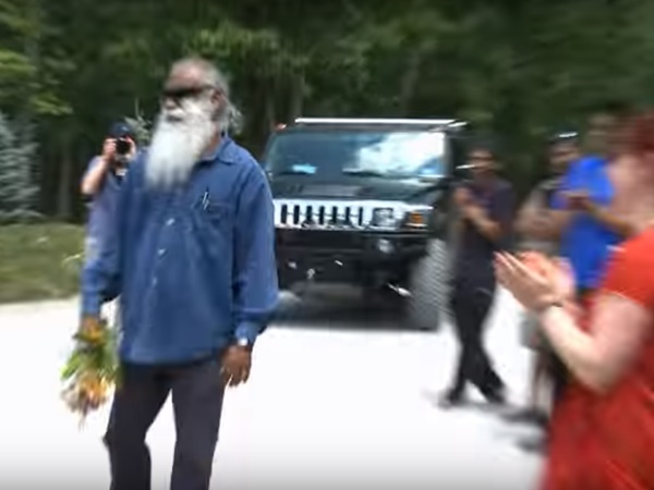 ரேஸ் காரை ஓட்டி அசத்திய ஜக்கி வாசுதேவ்.. இது என்ன பிரமாதம்?