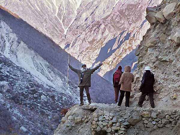 ரேஸ் காரை ஓட்டி அசத்திய ஜக்கி வாசுதேவ்.. இது என்ன பிரமாதம்?