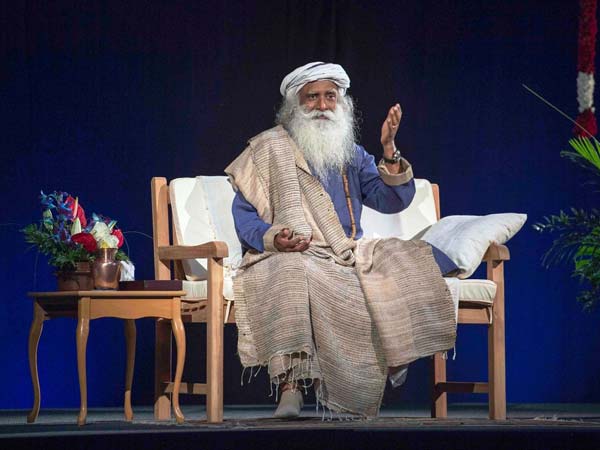 ரேஸ் காரை ஓட்டி அசத்திய ஜக்கி வாசுதேவ்.. இது என்ன பிரமாதம்?