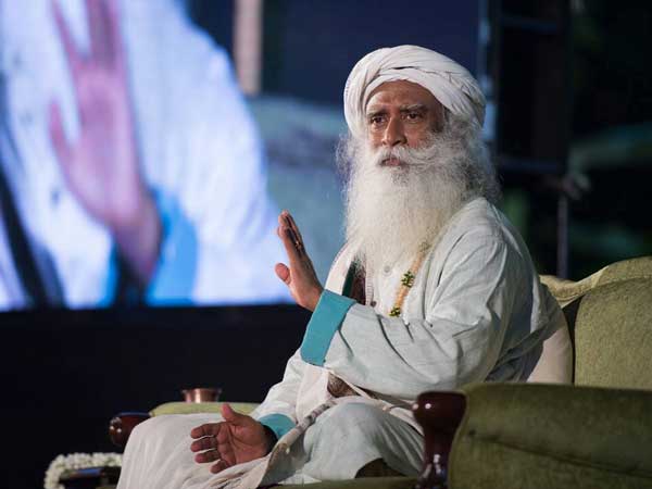 ரேஸ் காரை ஓட்டி அசத்திய ஜக்கி வாசுதேவ்.. இது என்ன பிரமாதம்?