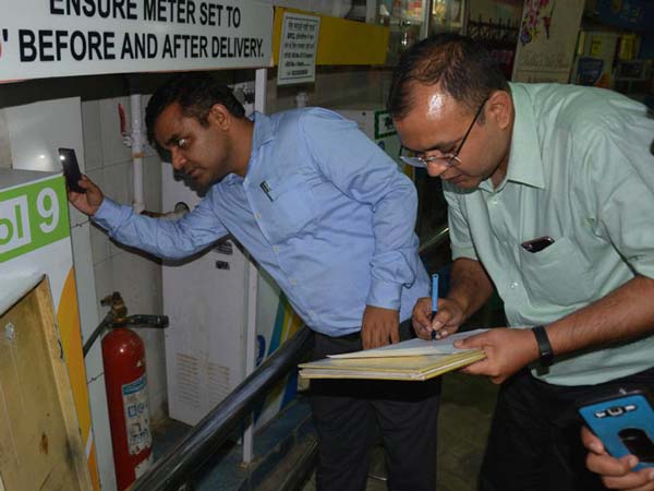 கையடக்க கருவி மூலம் பெட்ரோல் நிலையங்களில் பெரும் மோசடி! கையடக்க கருவி மூலம் பெட்ரோல் நிலையங்களில் பெரும் மோசடி!