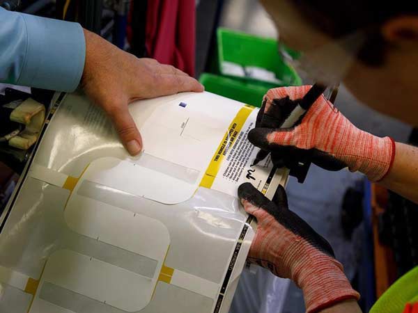 ஃபோர்டு கார் ஆலையில் திடீர் ஊழியராக மாறிய ஃபேஸ்புக் நிறுவனர் மார்க்!