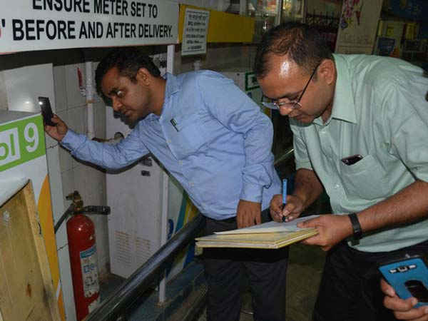 பெட்ரோல் நிலையங்களின் தில்லாலங்கடி வேலைகள்... !