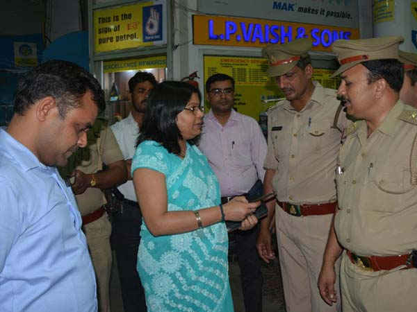 பெட்ரோல் நிலையங்களின் தில்லாலங்கடி வேலைகள்... !