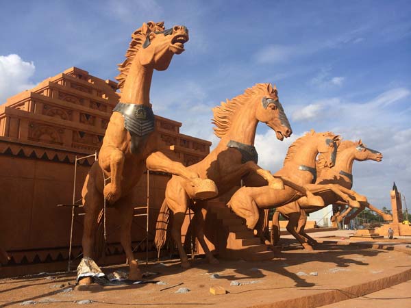 பாகுபலி கத்தி சுழலும் ரதத்திற்கு உயிர் கொடுத்த எஞ்சின்