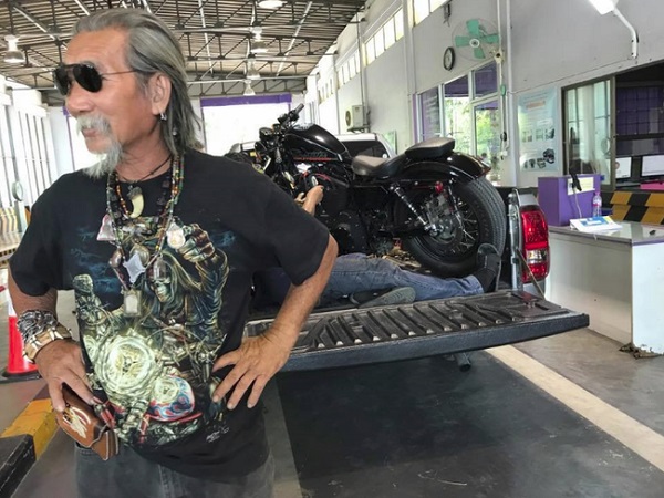 ஷோரூமில் மதிக்கப்படாத முதியவர் ஹார்லி பைக் வாங்கி பதிலடி!