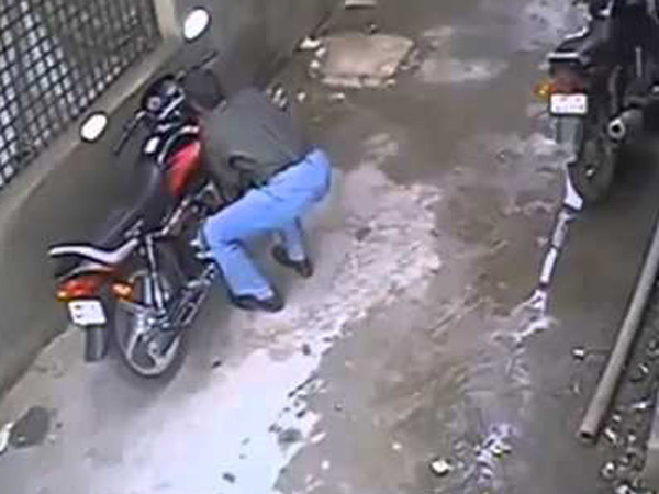 40 நொடிகளில் வாகனங்களை திருடும் திருடர்களின் பிளான்..!