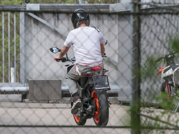  பேட்டரியில் இயங்கும் கேடிஎம் ட்யூக் 390 பைக் சோதனை ஓட்டம்!