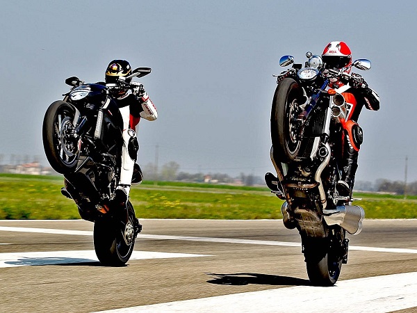 வீடியோ: 500 கிமீ வீலிங் செய்து புதிய உலக சாதனை.! வீடியோ: 500 கிமீ வீலிங் செய்து புதிய உலக சாதனை.!