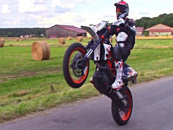 வீடியோ: 500 கிமீ வீலிங் செய்து புதிய உலக சாதனை.! வீடியோ: 500 கிமீ வீலிங் செய்து புதிய உலக சாதனை.!