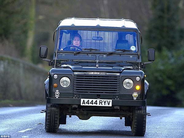 91 வயதிலும் ஜம்மென ஜாகுவார் காரை ஒட்டிய இங்கிலாந்து ராணி