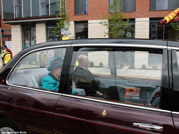 91 வயதிலும் ஜம்மென ஜாகுவார் காரை ஒட்டிய இங்கிலாந்து ராணி