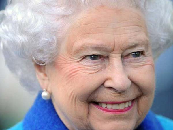 91 வயதிலும் ஜம்மென ஜாகுவார் காரை ஒட்டிய இங்கிலாந்து ராணி