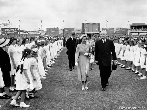 91 வயதிலும் ஜம்மென ஜாகுவார் காரை ஒட்டிய இங்கிலாந்து ராணி