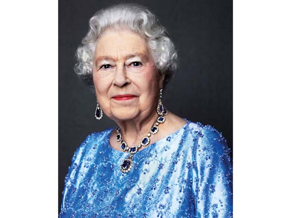 91 வயதிலும் ஜம்மென ஜாகுவார் காரை ஒட்டிய இங்கிலாந்து ராணி