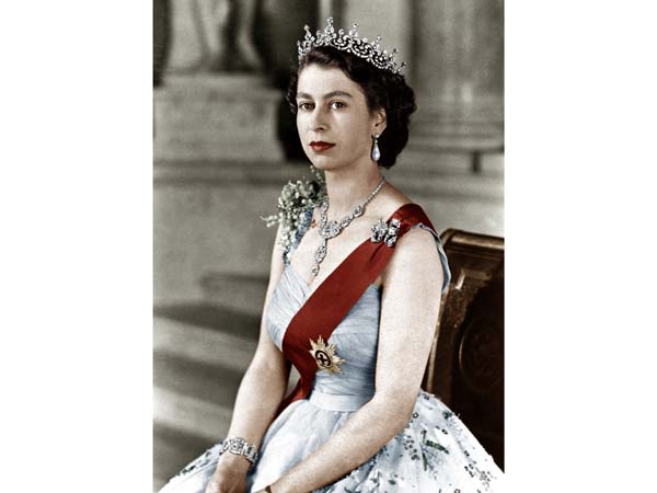 91 வயதிலும் ஜம்மென ஜாகுவார் காரை ஒட்டிய இங்கிலாந்து ராணி