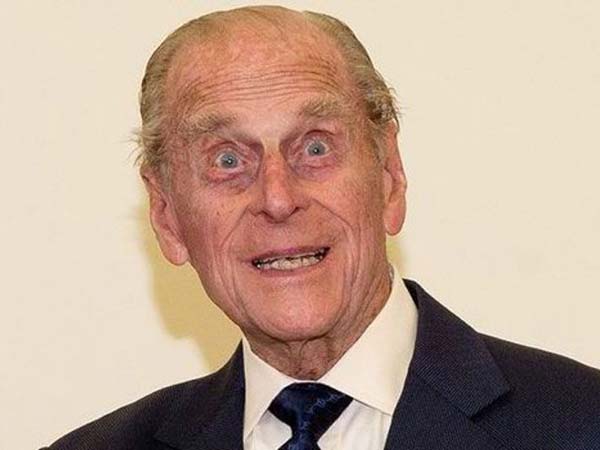 91 வயதிலும் ஜம்மென ஜாகுவார் காரை ஒட்டிய இங்கிலாந்து ராணி