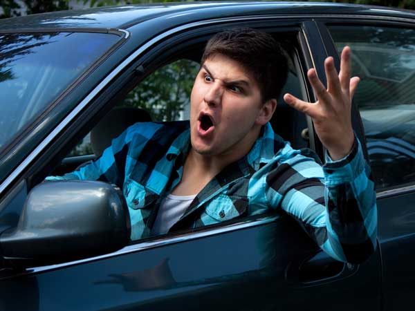 நெடுஞ்சாலையில் கார் ஓட்டும்போது விபத்துக்களை தவிர்ப்பதற்கான வழிகள்!