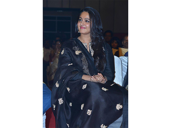 எளிமையின் எடுத்துக்காட்டு அனுஷ்கா