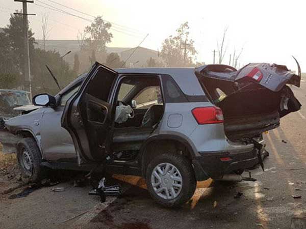  சாலை தடுப்பில் மோதி தகர டப்பா போல உருக்குலைந்த மாருதி பிரெஸ்ஸா!