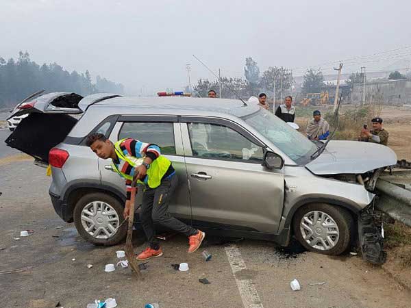  சாலை தடுப்பில் மோதி தகர டப்பா போல உருக்குலைந்த மாருதி பிரெஸ்ஸா!