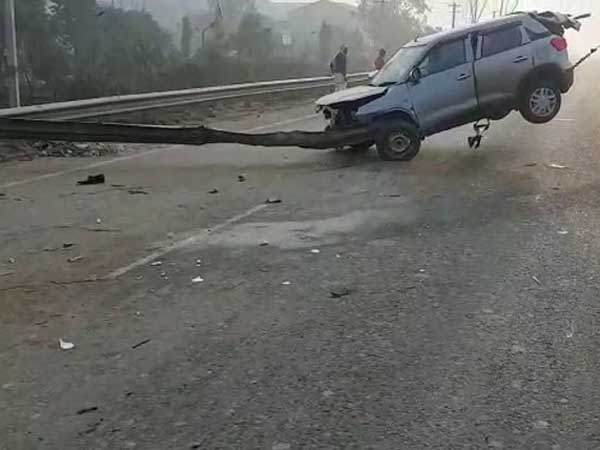  சாலை தடுப்பில் மோதி தகர டப்பா போல உருக்குலைந்த மாருதி பிரெஸ்ஸா!