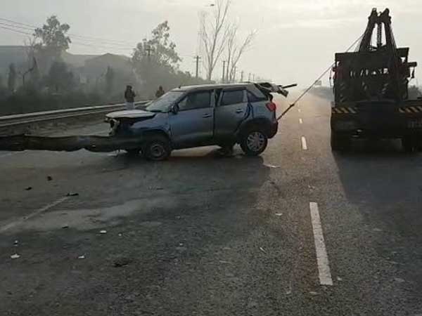  சாலை தடுப்பில் மோதி தகர டப்பா போல உருக்குலைந்த மாருதி பிரெஸ்ஸா!