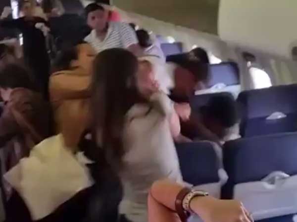 வீடியோ: விமானத்தில் வெடித்த கலவரம்; பணிப்பெண்ணின் சாதுர்யம்..!