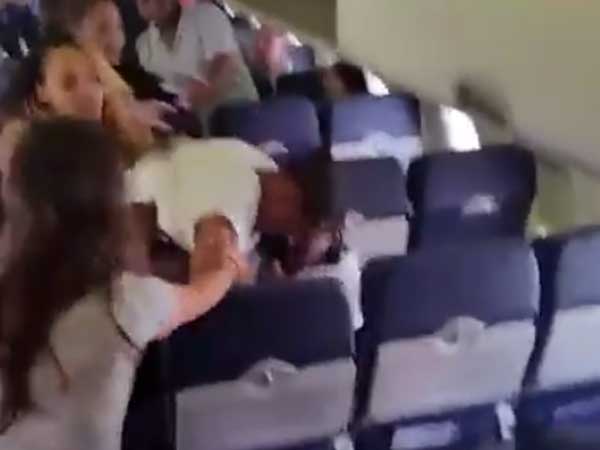வீடியோ: விமானத்தில் வெடித்த கலவரம்; பணிப்பெண்ணின் சாதுர்யம்..!