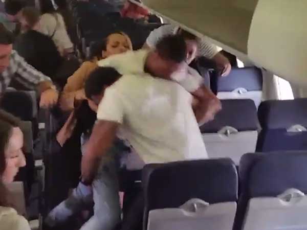 வீடியோ: விமானத்தில் வெடித்த கலவரம்; பணிப்பெண்ணின் சாதுர்யம்..!