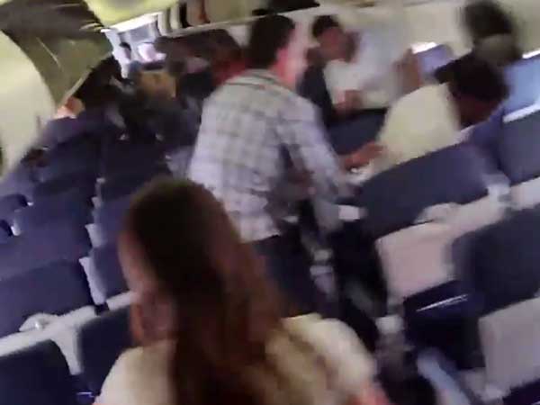 வீடியோ: விமானத்தில் வெடித்த கலவரம்; பணிப்பெண்ணின் சாதுர்யம்..!