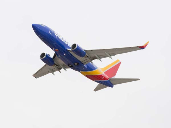 வீடியோ: விமானத்தில் வெடித்த கலவரம்; பணிப்பெண்ணின் சாதுர்யம்..!