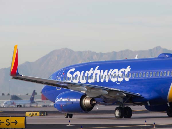 வீடியோ: விமானத்தில் வெடித்த கலவரம்; பணிப்பெண்ணின் சாதுர்யம்..!