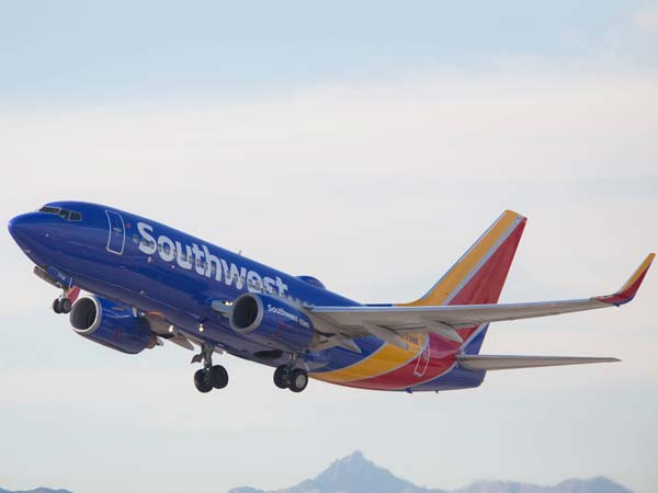 வீடியோ: விமானத்தில் வெடித்த கலவரம்; பணிப்பெண்ணின் சாதுர்யம்..!