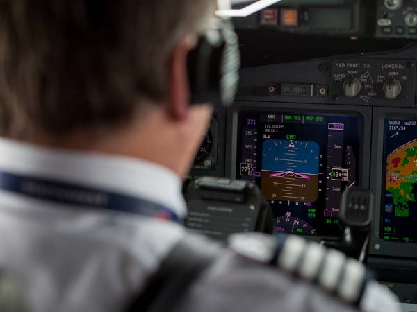 வீடியோ: விமானத்தில் வெடித்த கலவரம்; பணிப்பெண்ணின் சாதுர்யம்..!