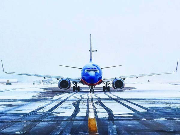 வீடியோ: விமானத்தில் வெடித்த கலவரம்; பணிப்பெண்ணின் சாதுர்யம்..!