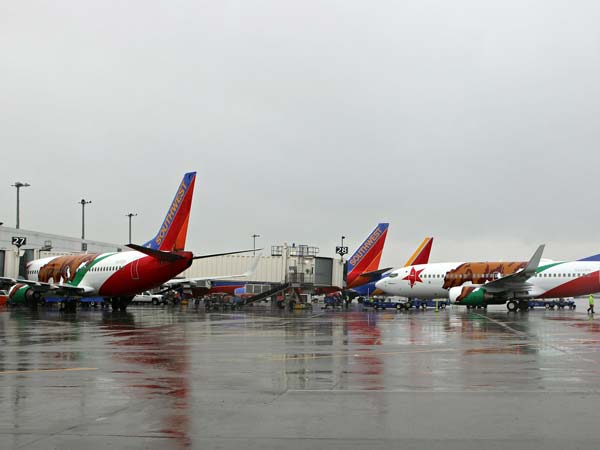 வீடியோ: விமானத்தில் வெடித்த கலவரம்; பணிப்பெண்ணின் சாதுர்யம்..!