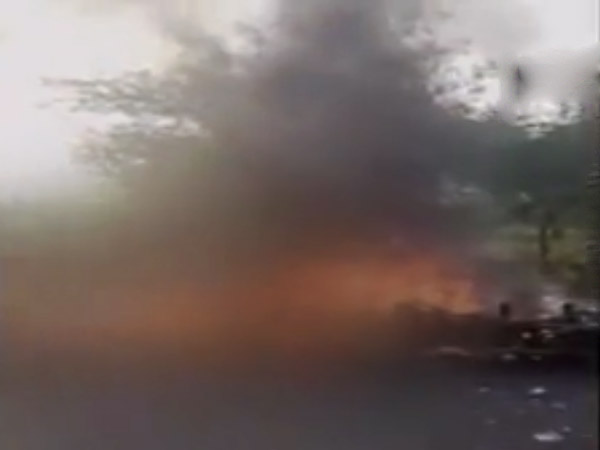 இருசக்கரவாகன விபத்தில் எரிந்த வாலிபர் - மரத்துப்போன மனிதநேயம்..!