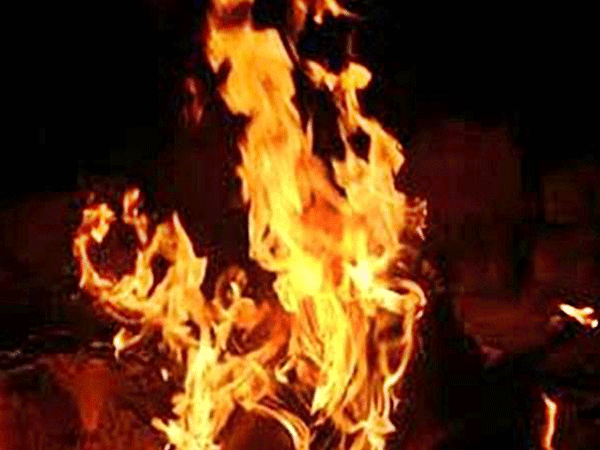 இருசக்கரவாகன விபத்தில் எரிந்த வாலிபர் - மரத்துப்போன மனிதநேயம்..!