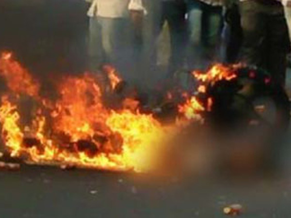 இருசக்கரவாகன விபத்தில் எரிந்த வாலிபர் - மரத்துப்போன மனிதநேயம்..!