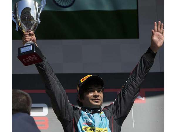 கார் பந்தயத்தில் வரலாறு படைத்த 19வயது இந்திய வீரர்..!