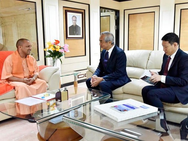 யோகியை சந்திக்க வந்த ஜப்பான் தூதரின் காரை தூக்கிய காவலர்கள்..!