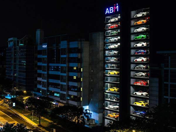 தானியங்கி முறையில் கார் டெலிவிரி தரும் எந்திரம்: சிங்கப்பூரில் அறிமுகம்!