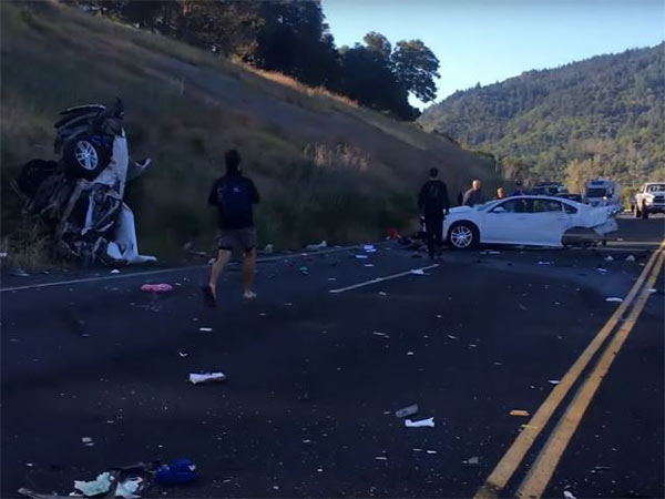 விபத்தில் இரண்டு துண்டான காரிலிருந்து ஓட்டுநர் உயிர்பிழைத்த அதிசயம்..! விபத்தில் இரண்டு துண்டான காரிலிருந்து ஓட்டுநர் உயிர்பிழைத்த அதிசயம்..!