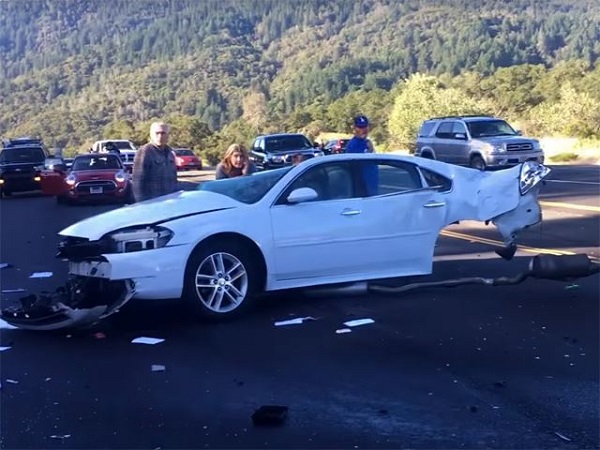 விபத்தில் இரண்டு துண்டான காரிலிருந்து ஓட்டுநர் உயிர்பிழைத்த அதிசயம்..! விபத்தில் இரண்டு துண்டான காரிலிருந்து ஓட்டுநர் உயிர்பிழைத்த அதிசயம்..!